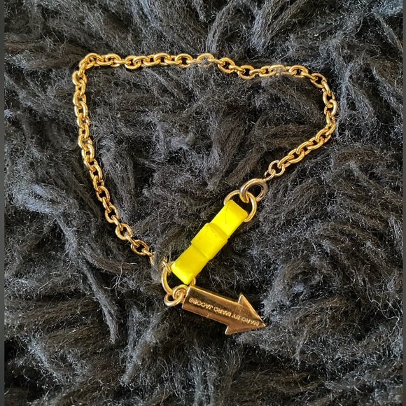 Marc By MARC JACOBS Gold Tone Yellow Bow Tie Arrow Bracelet NWOT - Picture 8 of 10